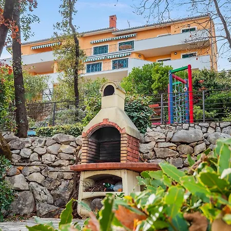 Lägenhet Cozy In Mošćenička Draga